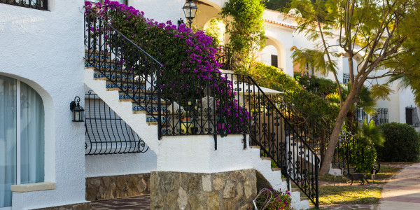 Pintar Fachadas de Casas Unifamiliares / Chalets Cervià de Ter · Pintura para Pintado de Balcones, Barandillas, Terrazas y Exteriores