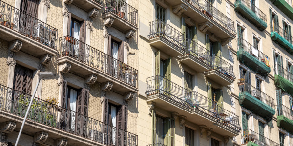 Trabajos Verticales en Fachadas de Edificios / Viviendas Sant Julià de Ramis · Pintado de Fachadas con Difícil Acceso